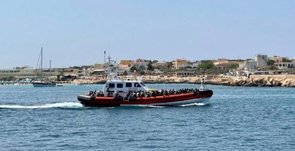 Notte di sbarchi a Lampedusa, 769 nell'hotspot