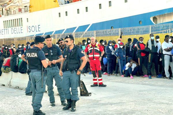 Notte senza sbarchi a Lampedusa per il mare mosso: al via piano per svuotare l’hotspot