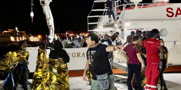 Nuovi sbarchi a Lampedusa, riprendono anche i trasferimenti a Porto Empedocle