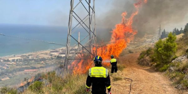 Nuovo incendio alle porte di Carini, droni in volo anche per scovare gli autori