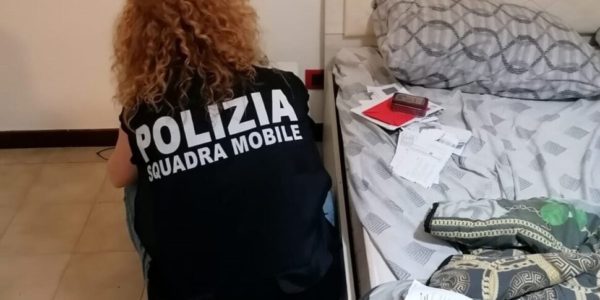 Avevano hashish, marijuana, cocaina e oltre 4 mila euro nascosti in casa: arrestati padre e figlio a Canicattì