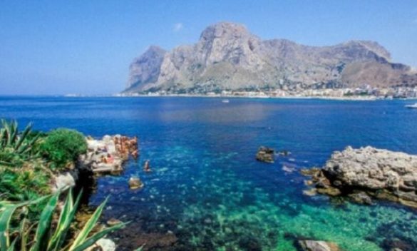 Palermo, Lagalla accusa: il mare di Sferracavallo è inquinato dagli scarichi di privati