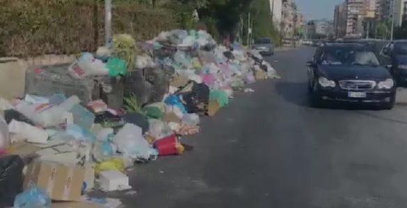 Palermo, alla fermata del tram con la puzza dei rifiuti