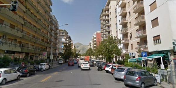 Palermo, banda con gli scooter fa cadere un ragazzo e gli ruba la bici elettrica