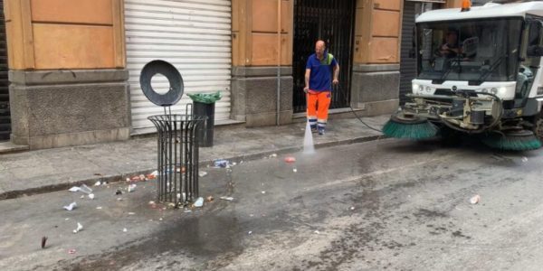 Il centro storico di Palermo invaso dai rifiuti della movida, arrivano 7mila nuovi cestini