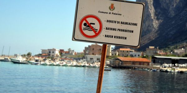 Palermo, febbre a 40 e dolori intestinali dopo un bagno nel mare inquinato di Sferracavallo