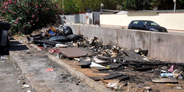 Palermo, incendi di rifiuti in diversi quartieri anche a Ferragosto