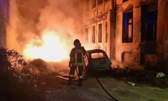 Palermo, bruciati i cumuli di rifiuti nell'area dell'ex Chimica Arenella