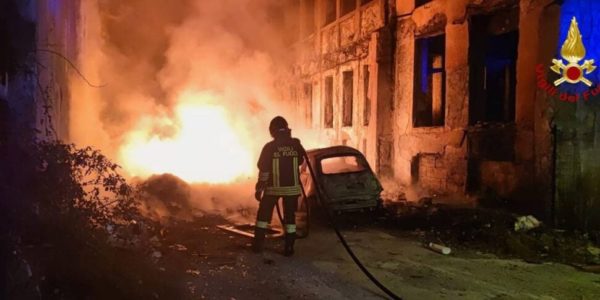 Palermo, bruciati i cumuli di rifiuti nell'area dell'ex Chimica Arenella