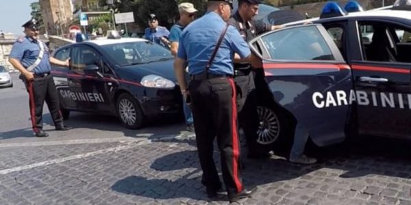 Palermo, due fratelli di 17 e 15 anni rapinati in via Marche