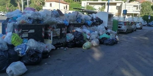 Palermo, rifiuti davanti alla Torre di Mondello. La Rap non ci sta: «La pulizia impedita dalle auto in sosta selvaggia»