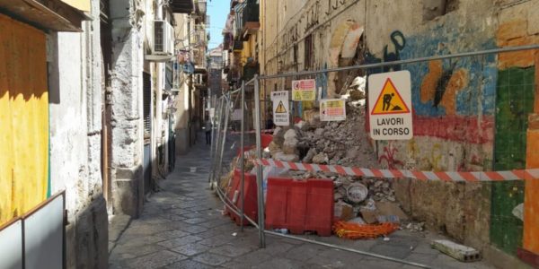 Palermo, tolte le transenne dalla via Case Nuove di Ballarò: l'inciviltà sfida il pericolo