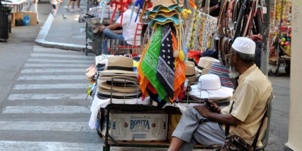 Palermo, le strade del centro storico vietate ai venditori ambulanti