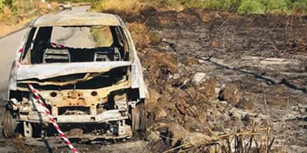 Pantelleria, la loro auto va in fiamme mentre tornano a casa: salve madre e figlia