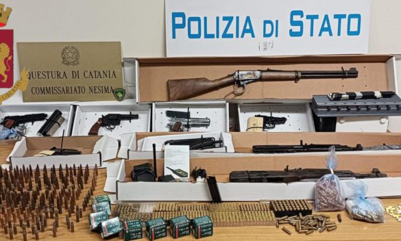 Pistole, munizioni e due kalashnikov: a Nesima l’arsenale dei clan