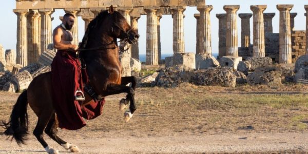 Quando il cavallo si fonde con le arti e la magia del templi greci: Cimarosa debutta nella sua Selinunte