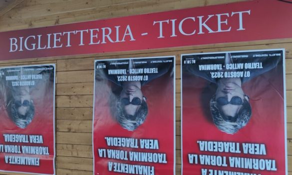 Quei manifesti sottosopra per lo show di Angelo Duro stasera a Taormina