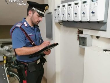 Manomettevano i contatori per non pagare l’energia elettrica: 18 denunciati nel Catanese