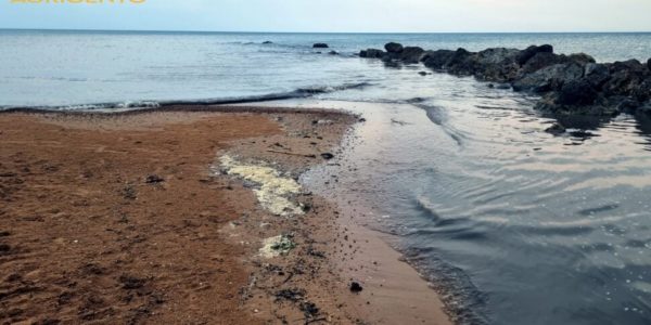 Scoppia una fognatura, liquami in mare al Villaggio Mosè di Agrigento - FOTO E VIDEO