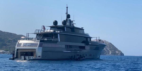 Sfilata di Vip e mega yacht alle Eolie con tanti capricci anche in cucina