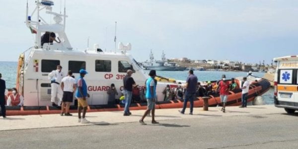 Trasferiti quasi tutti i migranti da Porto Empedocle, in 500 restano ancora a Lampedusa