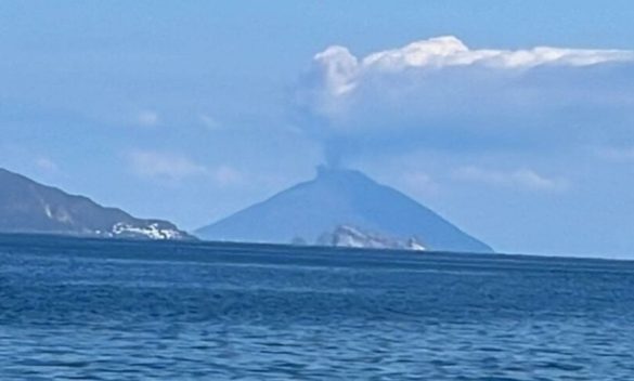 Stromboli, nuovo trabocco lavico nella parte alta del cratere