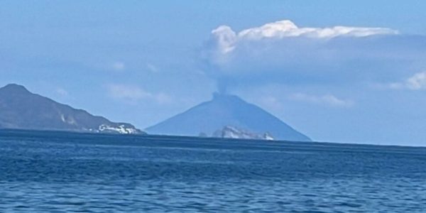 Stromboli, nuovo trabocco lavico nella parte alta del cratere