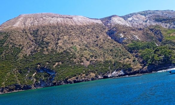 Stromboli, trabocco lavico nella parte alta della Sciara del fuoco