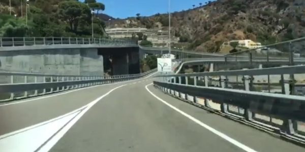 Tangenziale di Messina, camion sfonda il guardrail e resta in bilico