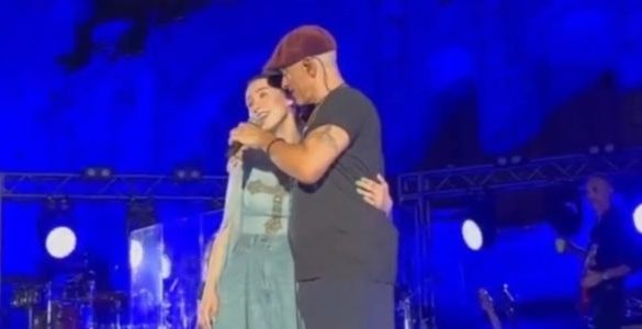 Taormina, il duetto a sorpresa di Eros Ramazzotti con la figlia Aurora incanta il pubblico