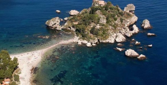 Taormina raddoppia tutte le tariffe per i non residenti, sposarsi costerà 1.600 euro