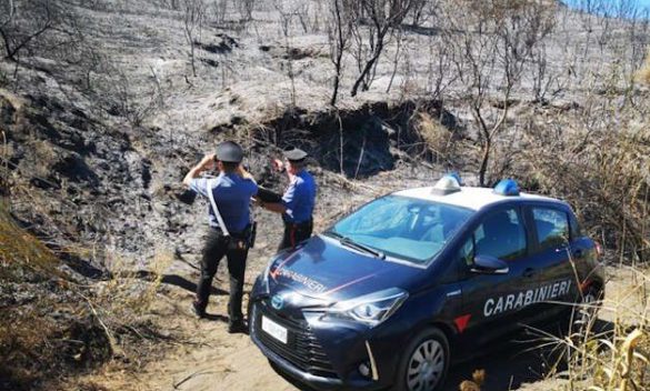 Telo da mare in fiamme provoca incendio boschivo: due turisti denunciati a Vulcano