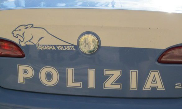 Tenta di strangolare la madre per strada: «Torna a casa e prepara da mangiare». Arrestato