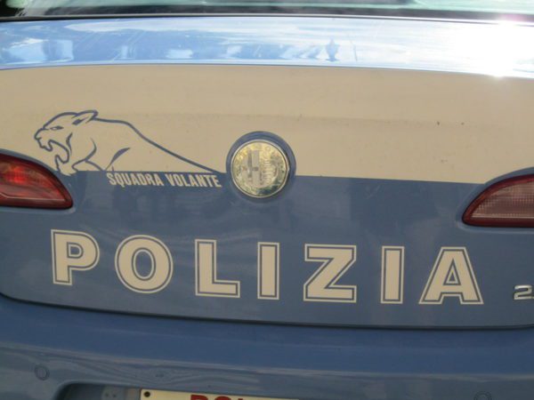 Tenta di strangolare la madre per strada: «Torna a casa e prepara da mangiare». Arrestato