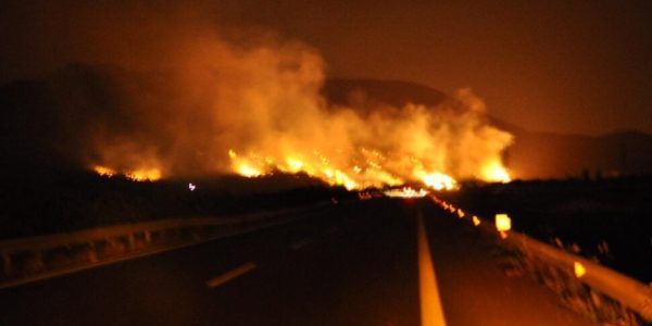 Termini Imerese, il fumo di un incendio invade l’autostrada Palermo-Catania: traffico bloccato nella notte