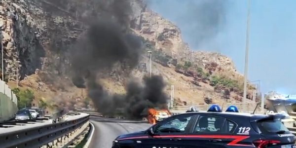 Auto a fuoco sulla Palermo-Mazara: carreggiata chiusa, traffico in tilt