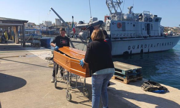 Naufragio Lampedusa, madre riconosce cadavere figlio