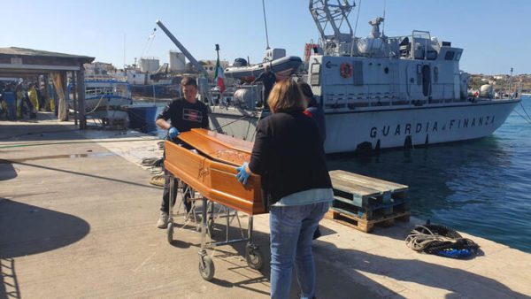 Naufragio Lampedusa, madre riconosce cadavere figlio