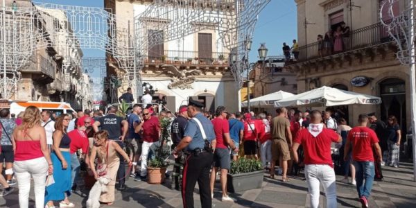 Tragedia alla festa patronale di Militello in Val di Catania, un uomo ucciso dal tubo sparacoriandoli