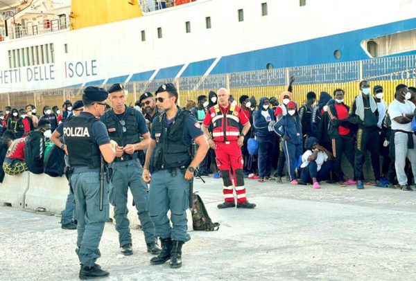 Migranti: traghetto, navi e aerei, 1.828 lasciano Lampedusa