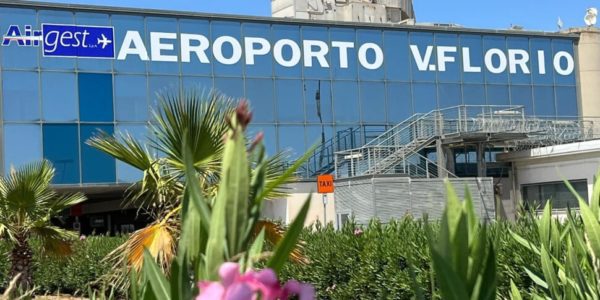 Trapani, rinnovata la scritta dell'aeroporto Vincenzo Florio