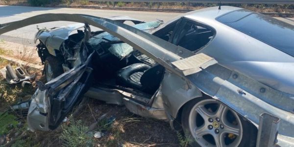 Trapani: sbanda, finisce contro il guardrail e distrugge la Ferrari sulla quale viaggiava