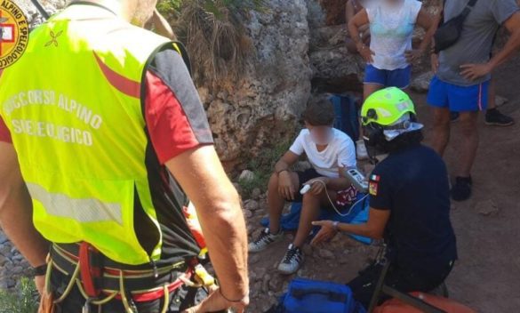 Si lancia in mare e sbatte la testa sugli scogli, tredicenne salvato con l’elicottero allo Zingaro