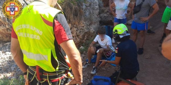 Si lancia in mare e sbatte la testa sugli scogli, tredicenne salvato con l’elicottero allo Zingaro