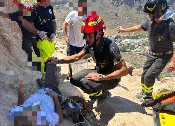 A Vulcano turista catanese scala il cratere con 40 gradi e ha un infarto, soccorso da un elicottero