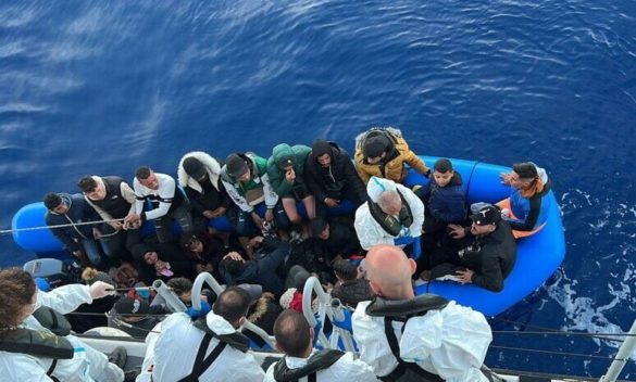 Un barchino con 57 migranti affonda davanti a Lampedusa, tutti in salvo