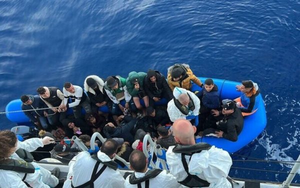 Un barchino con 57 migranti affonda davanti a Lampedusa, tutti in salvo