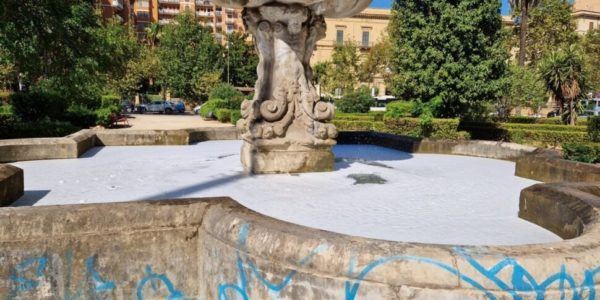 Schiuma nell'acqua e scritte con lo spray: vandalizzata la fontana della Ninfa a Palermo