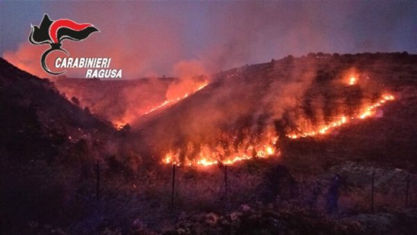 Vasto incendio in costone di Ragusa Ibla, un arresto