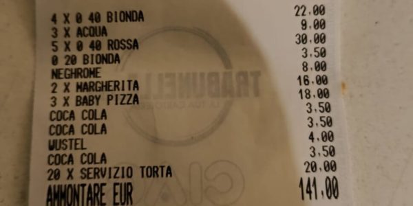 Venti euro in più per dividere la torta e servirla al tavolo, la richiesta in un locale di Palermo